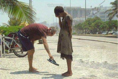 توریستی که متوجه کفش نداشتن ی فقیر میشه و کفشاشو بهش هدیه میده
